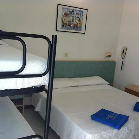 Strand Hotel 酒店 3*