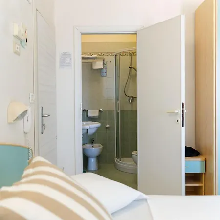 Strand Hotel 酒店 3*