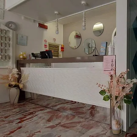 Отель Strand Hotel 3*