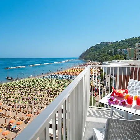 Strand Hotel 3*